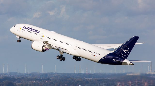 Ein Flugzeug der Deutschen Lufthansa hebt ab